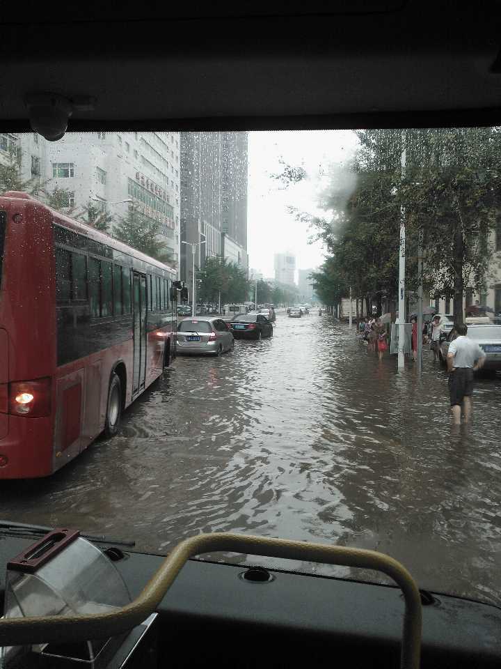 大连暴雨,街道积水成河,城市如何应对自然之力 大连暴雨,街道积水成河,城市如何应对自然之力